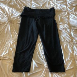 Solow sport capri with ruffle small charcoal gray